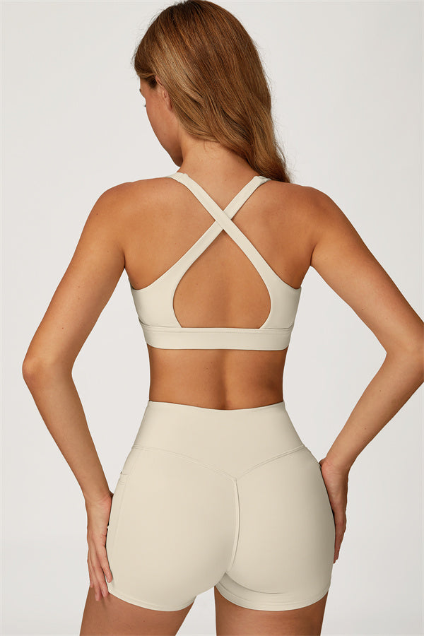 El conjunto de 2 piezas de sujetador deportivo y shorts Glacier