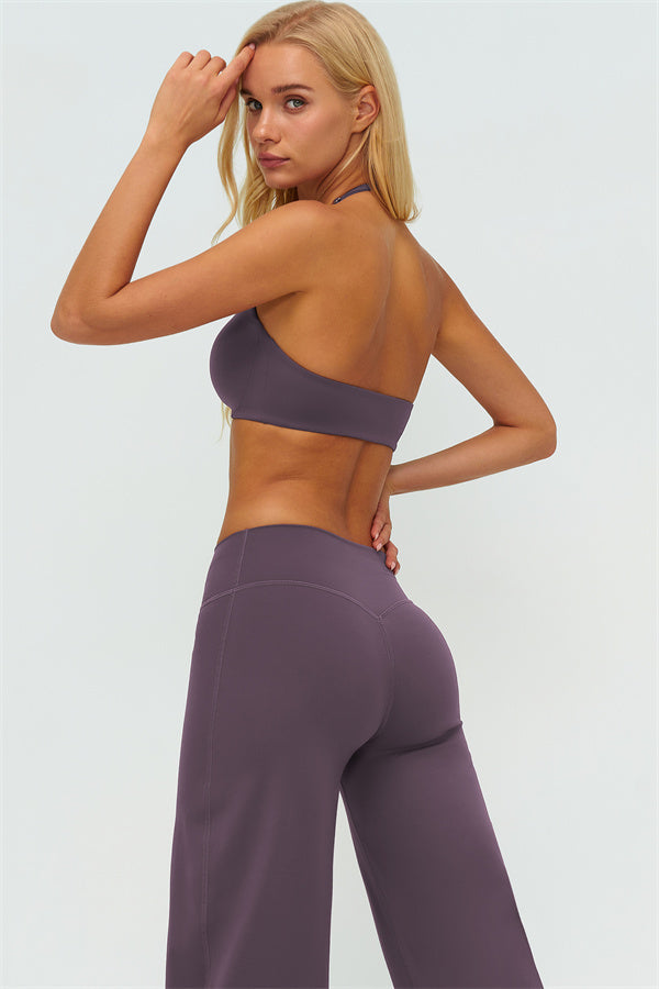 El conjunto de dos piezas Twirl Sports Bra con pantalones de pierna recta
