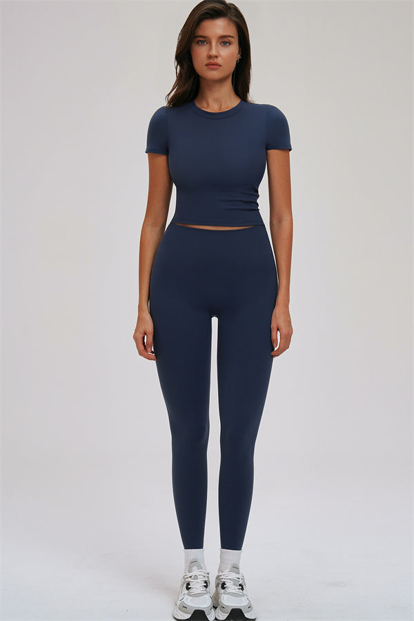 El conjunto de dos piezas Svelte de camiseta y leggings