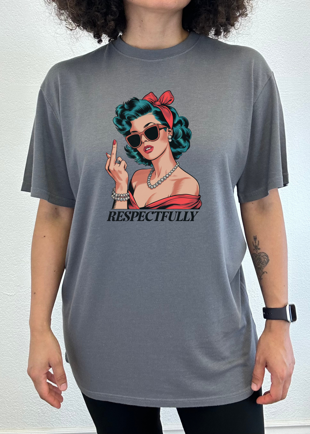 Camiseta gráfica unisex de bambú/algodón con "Respectfully Middle Finger"
