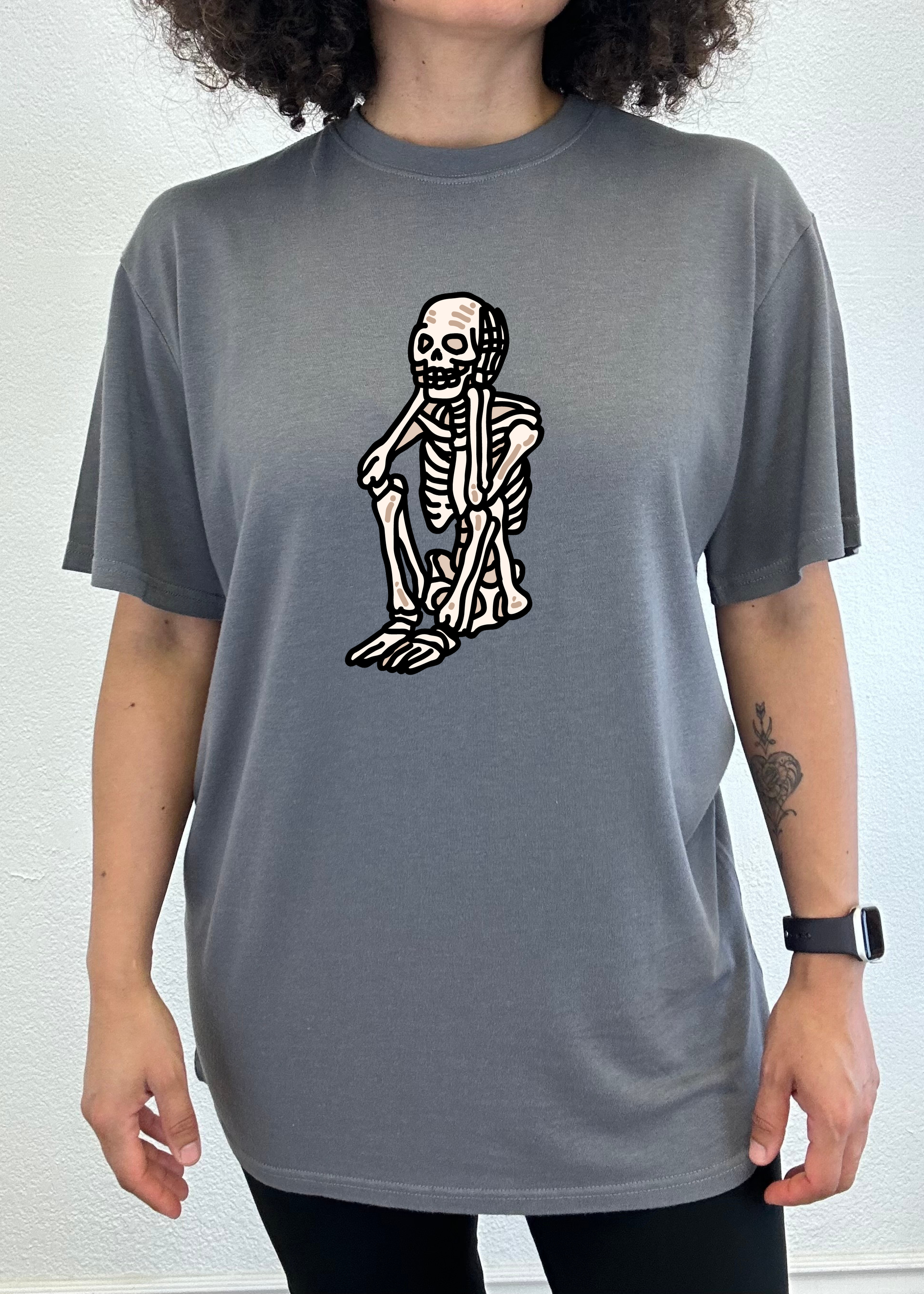 Camiseta gráfica de manga corta de bambú/algodón orgánico unisex de Halloween con esqueleto triste