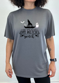 Mi camiseta gráfica de manga corta de viscosa de bambú/algodón orgánico unisex "Mi bruja"