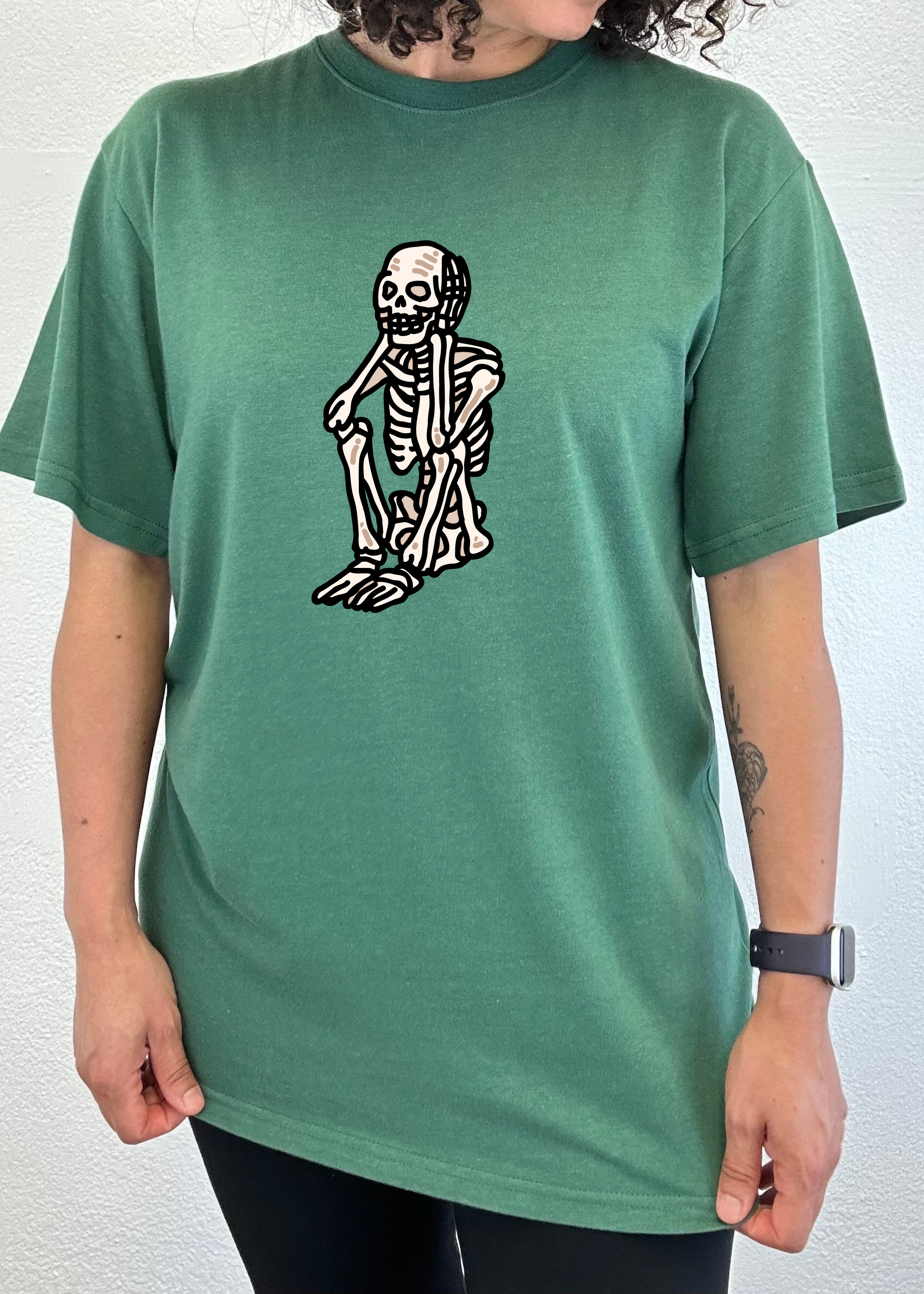Camiseta gráfica de manga corta de bambú/algodón orgánico unisex de Halloween con esqueleto triste