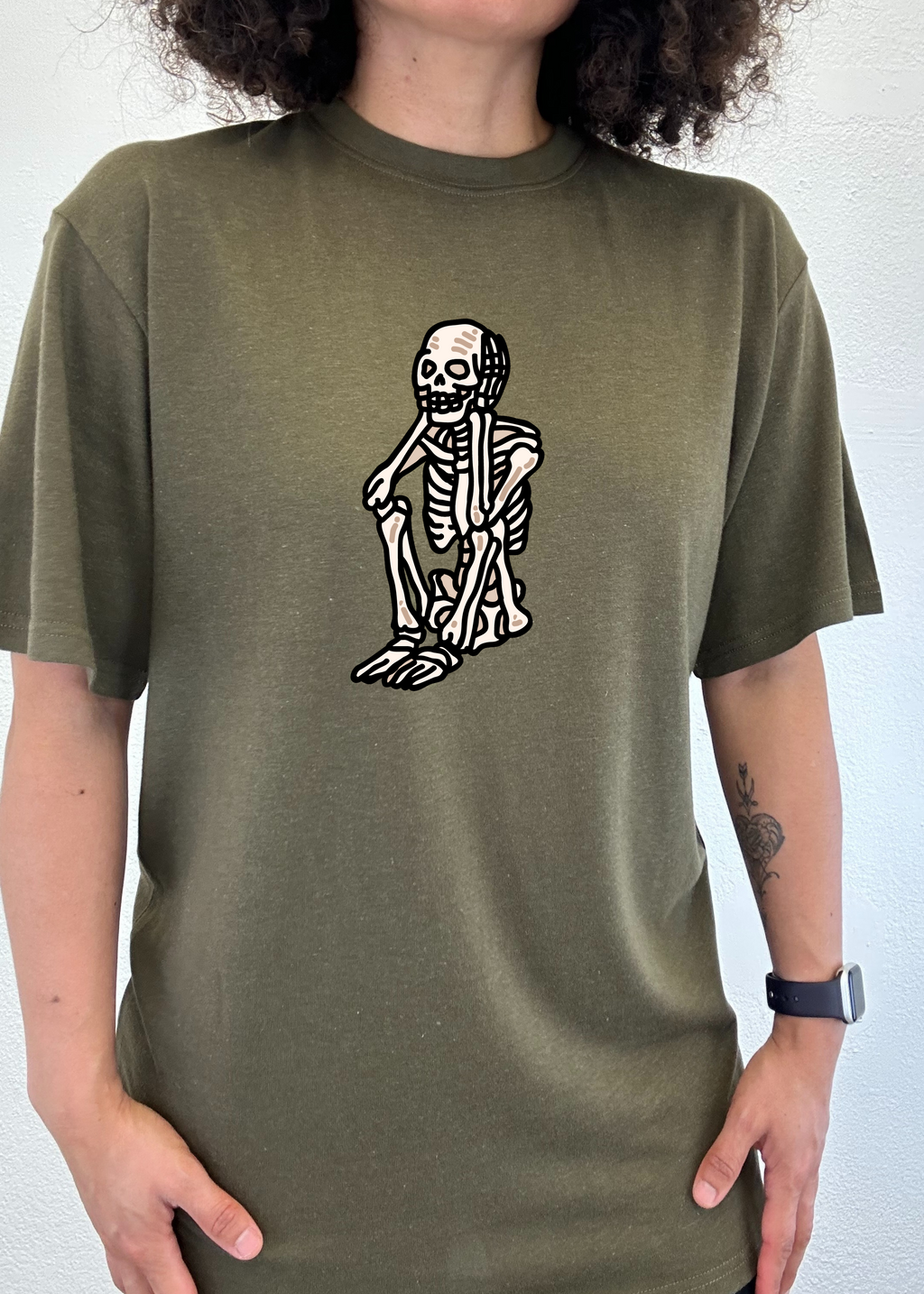 Camiseta gráfica de manga corta de bambú/algodón orgánico unisex de Halloween con esqueleto triste