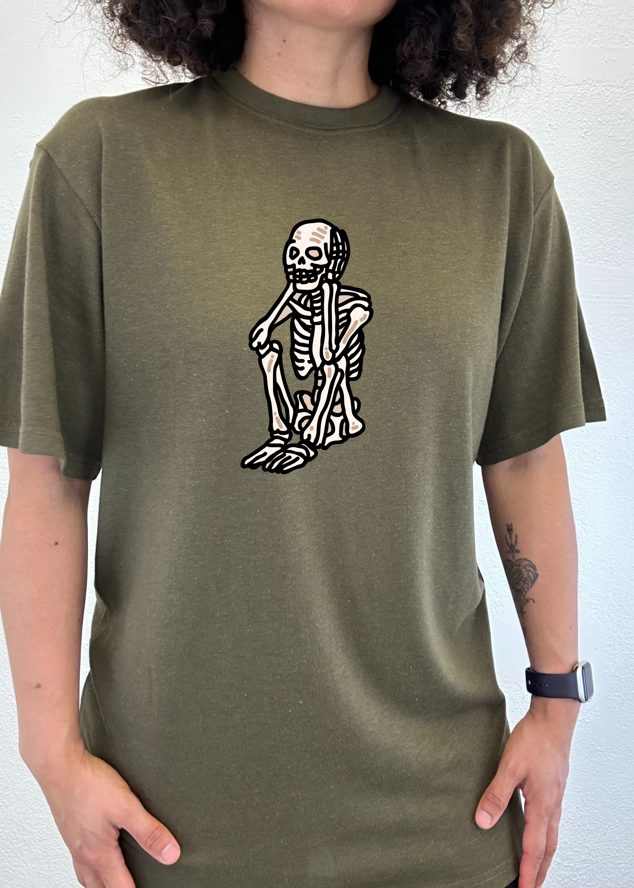 Camiseta gráfica de manga corta de bambú/algodón orgánico unisex de Halloween con esqueleto triste