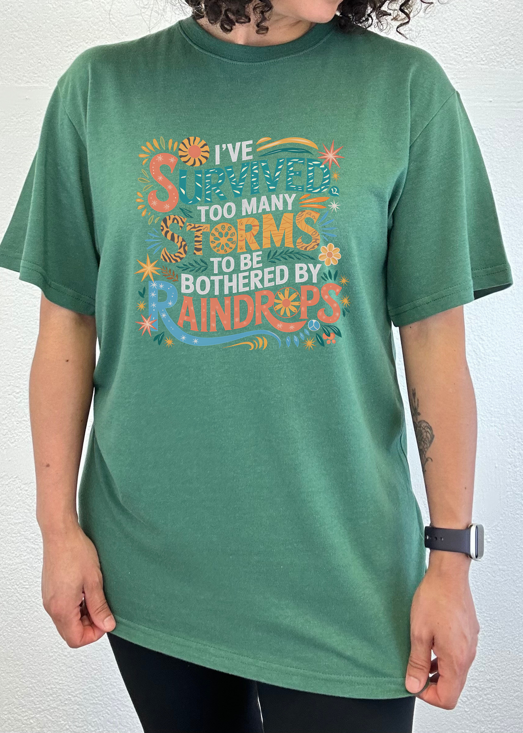 Camiseta gráfica unisex de bambú/algodón "He sobrevivido demasiadas tormentas como para ser solo"