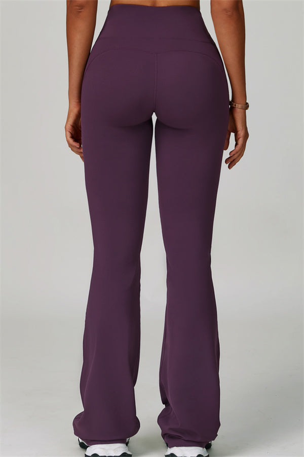 Conjunto de 2 piezas de sujetador deportivo halter atrevido y leggings acampanados