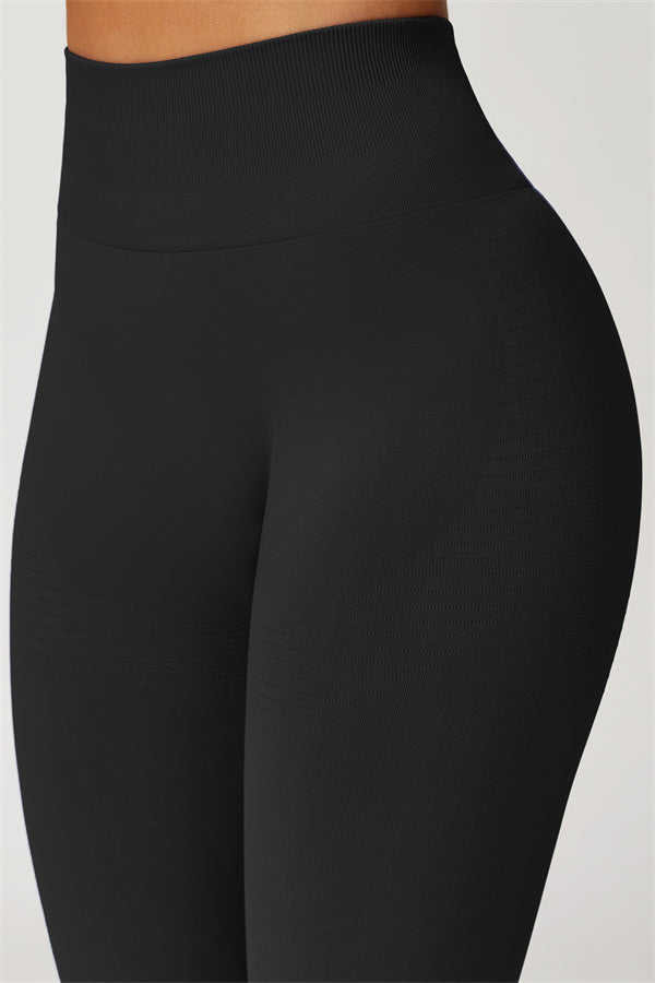 El conjunto de 3 piezas de chaqueta, sujetador deportivo y leggings Delight