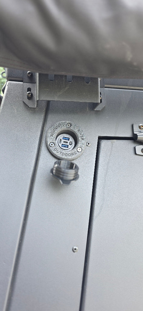 Soporte y Cubierta para Enchufe de Corriente – Calentador Diesel 12V / Enchufe Exterior Resistente al Agua