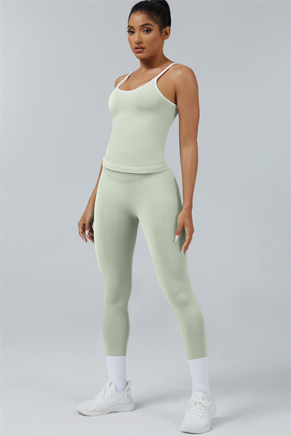 El conjunto de 2 piezas de top corto y leggings Elevate