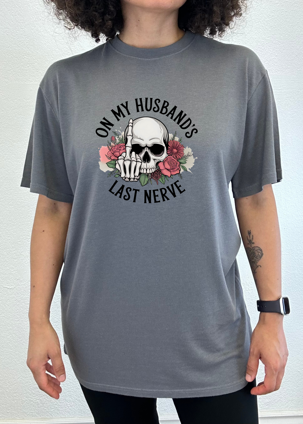 Camiseta Gráfica Unisex de Bambú/Algodón con Sublimación "En el Último Nervio de Mi Esposo"