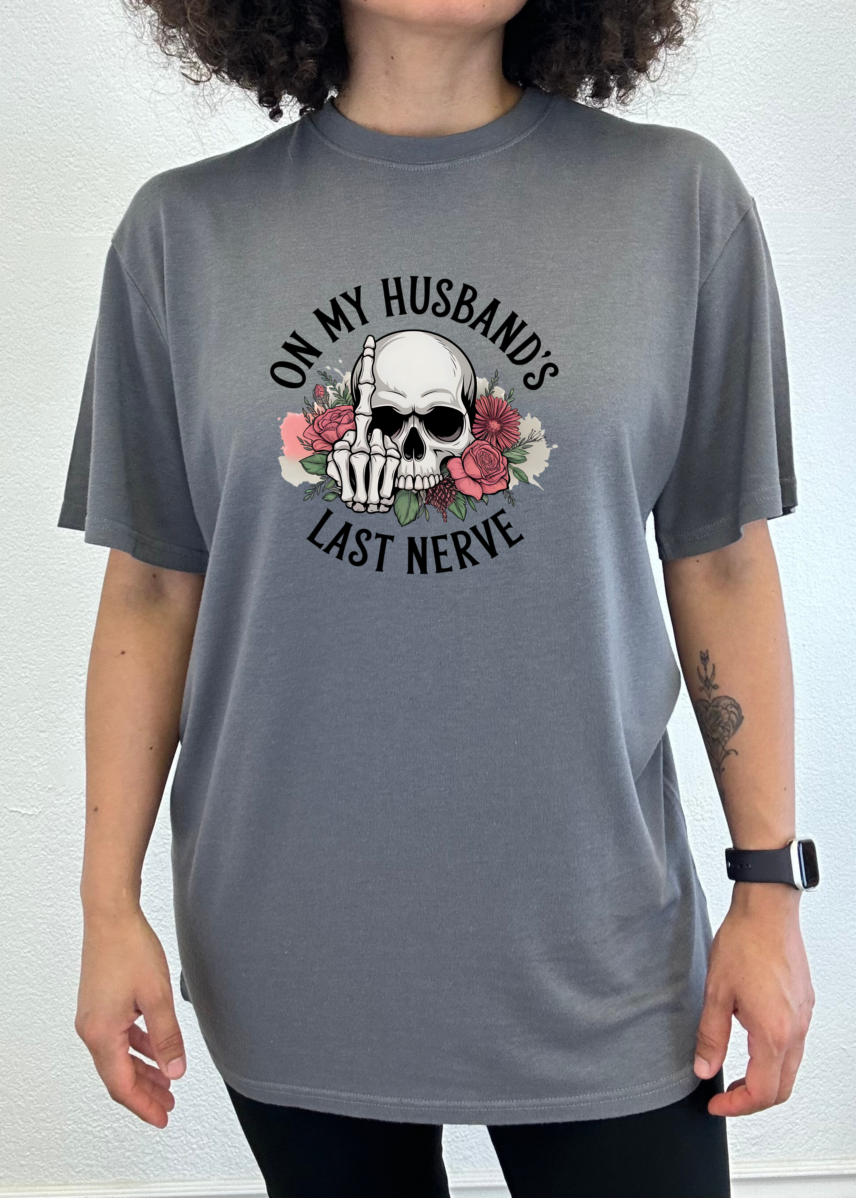 Camiseta Gráfica Unisex de Bambú/Algodón con Sublimación "En el Último Nervio de Mi Esposo"