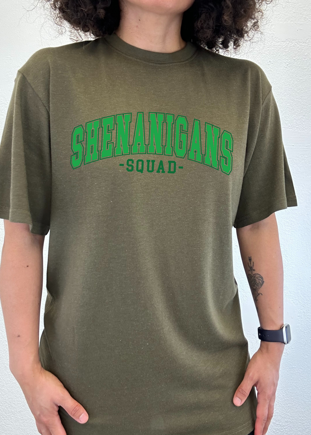 Camiseta Gráfica Unisex de Bambú/Algodón Shenanigans Squad