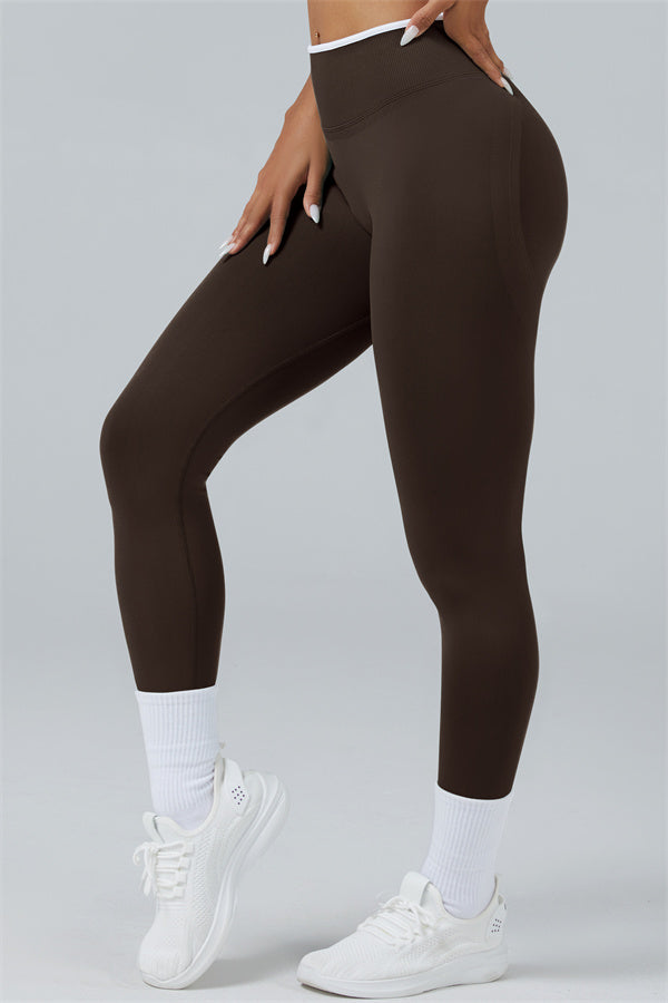 El conjunto de 2 piezas de top corto y leggings Elevate