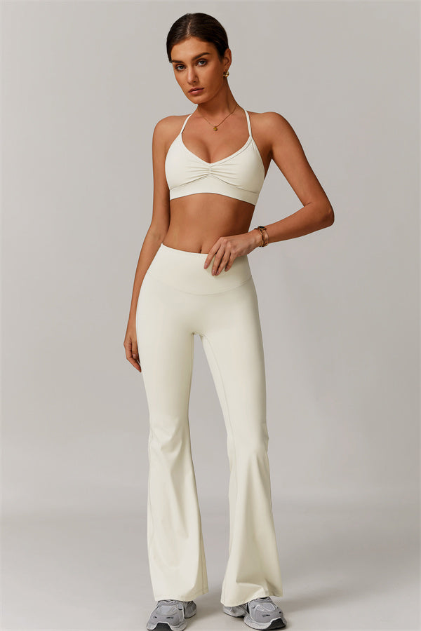 El set de 2 piezas de bralette deportivo delicado y leggings acampanados