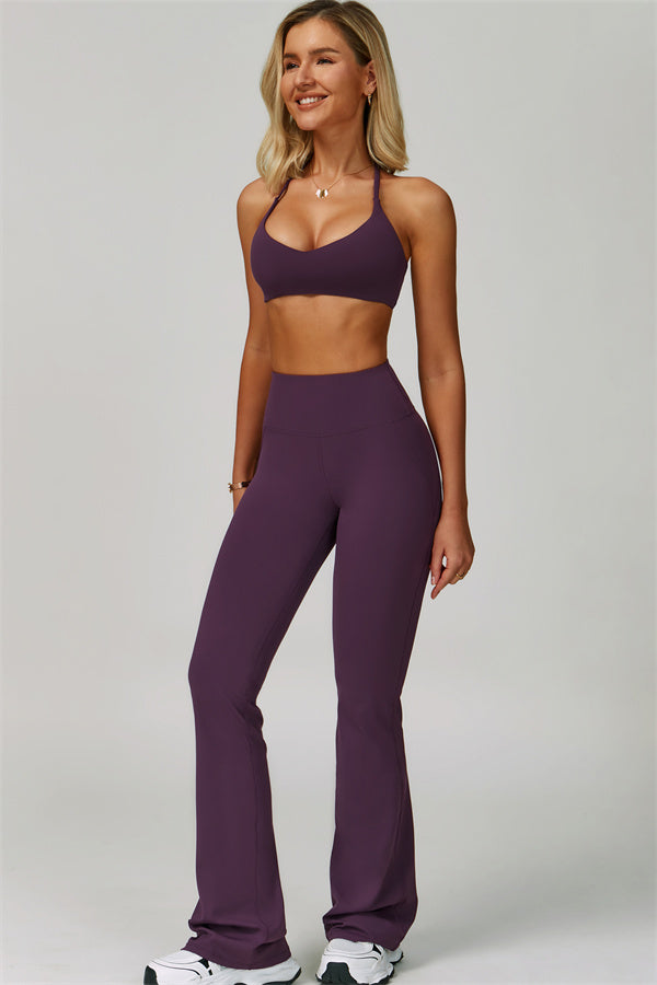Conjunto de 2 piezas de sujetador deportivo atrevido con espalda cruzada y leggings acampanados