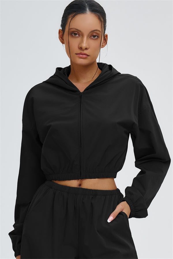 El conjunto de 2 piezas de sudadera con capucha y pantalones deportivos cortos Svelte con protección UV