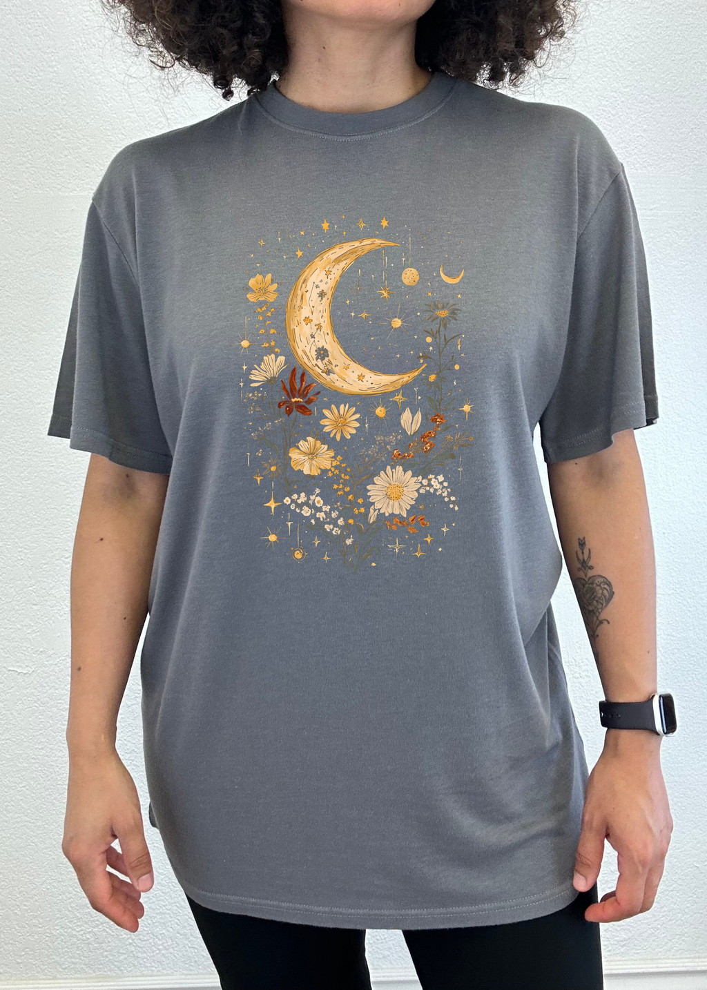 Camiseta gráfica unisex vintage de bambú/algodón con flores bohemias de luna celestial