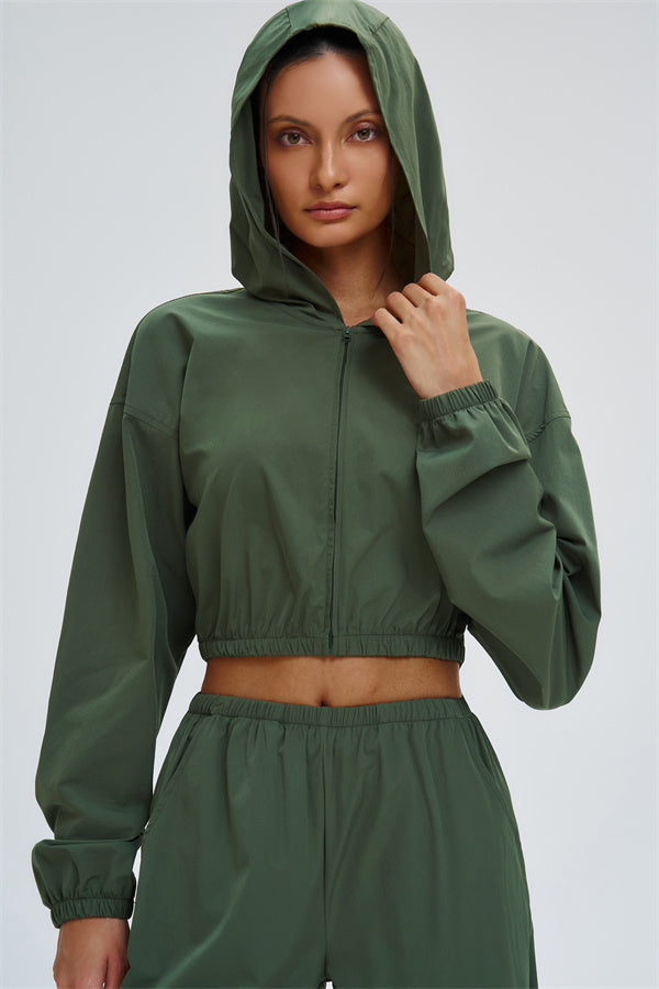 El conjunto de 2 piezas de sudadera con capucha y pantalones deportivos cortos Svelte con protección UV