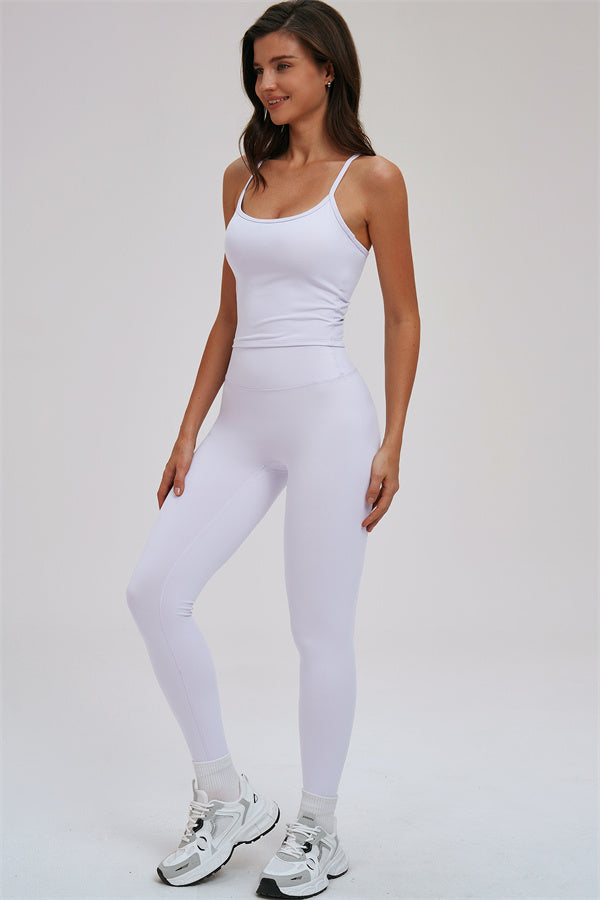 La camiseta sin mangas Svelte con espalda cruzada