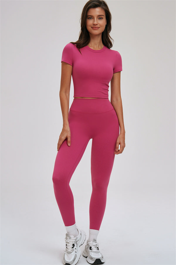 El conjunto de dos piezas Svelte de camiseta y leggings