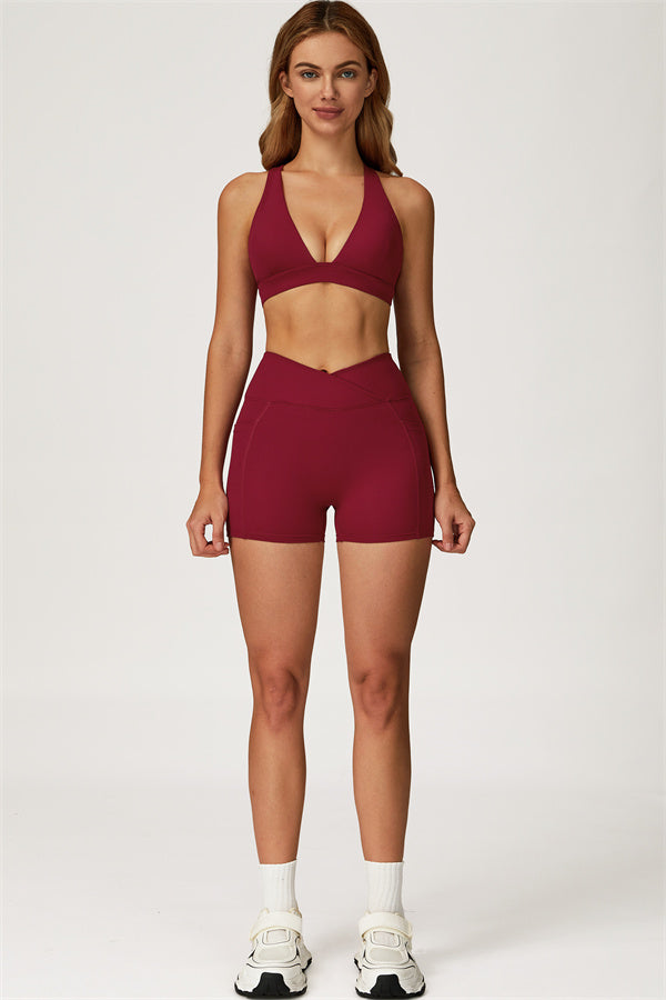 El conjunto de 2 piezas de sujetador deportivo y shorts Glacier