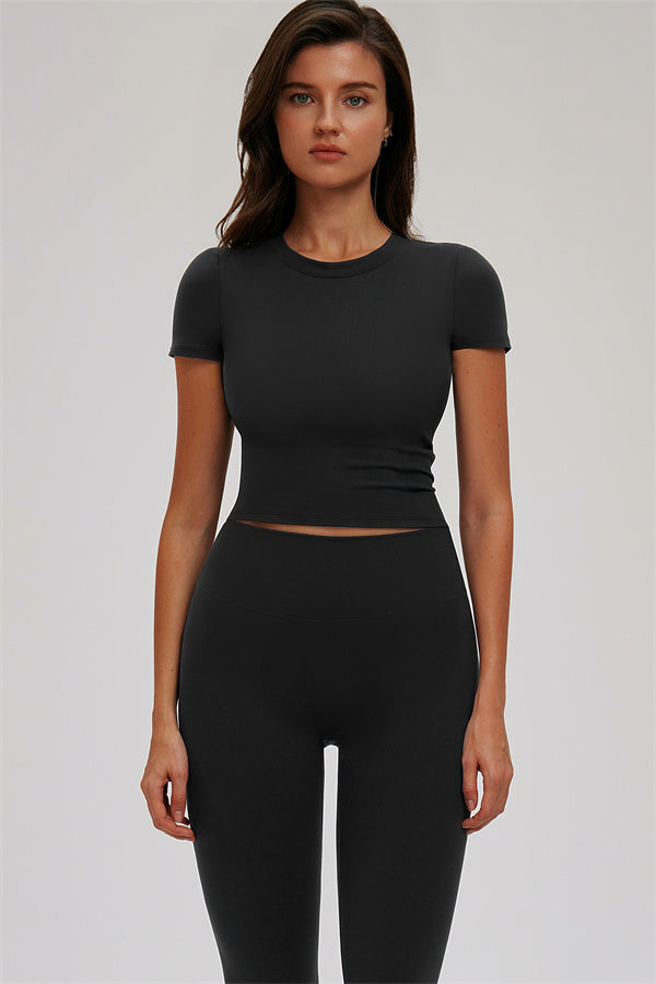 El conjunto de dos piezas Svelte de camiseta y leggings