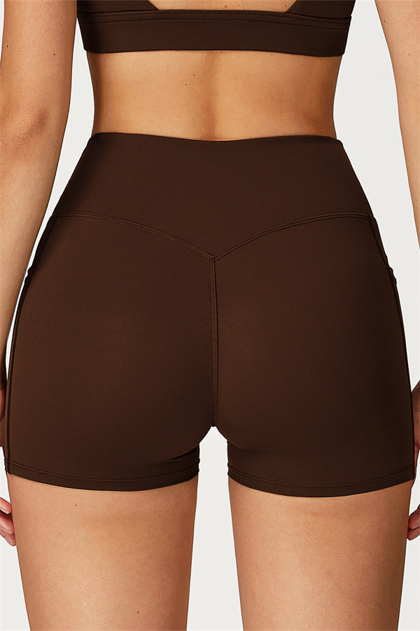 El conjunto de 2 piezas de sujetador deportivo y shorts Glacier