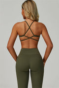 Conjunto de 2 piezas de sujetador deportivo atrevido con espalda cruzada y leggings acampanados