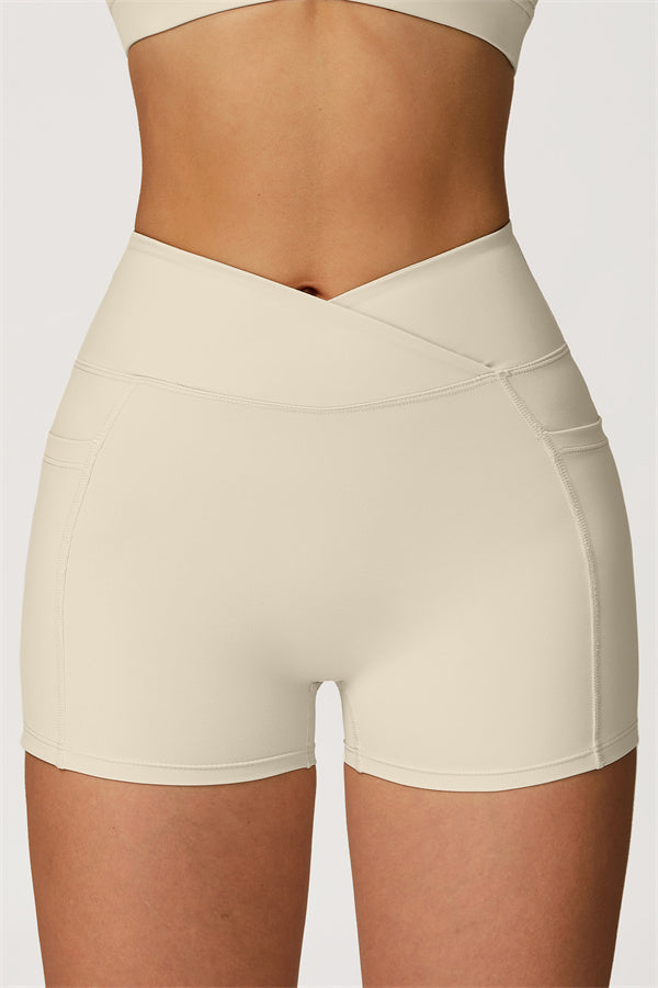 El conjunto de 2 piezas de sujetador deportivo y shorts Glacier