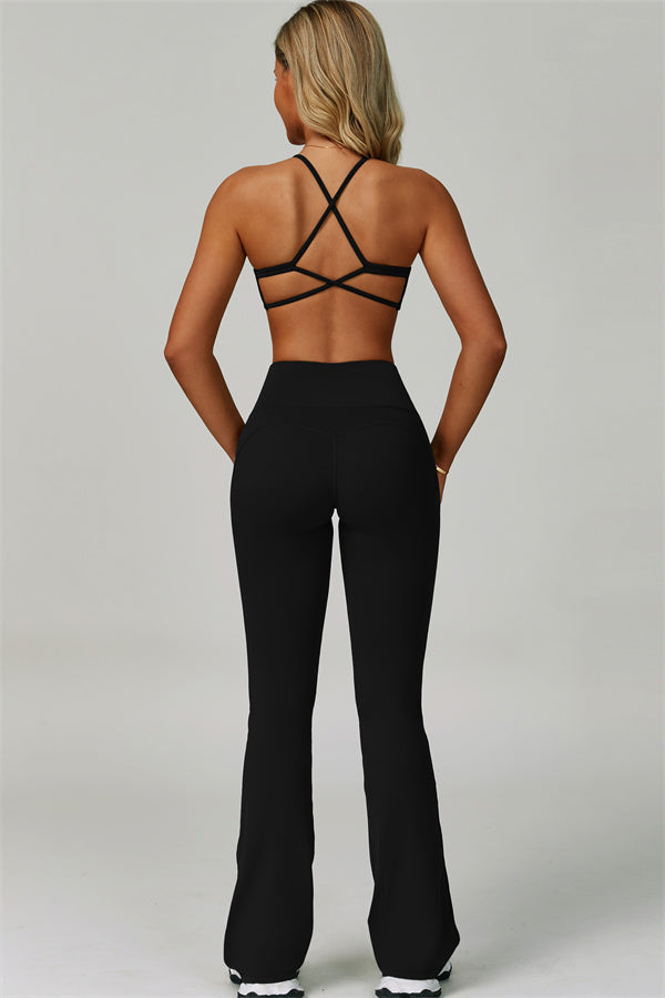 Conjunto de 2 piezas de sujetador deportivo atrevido con espalda cruzada y leggings acampanados