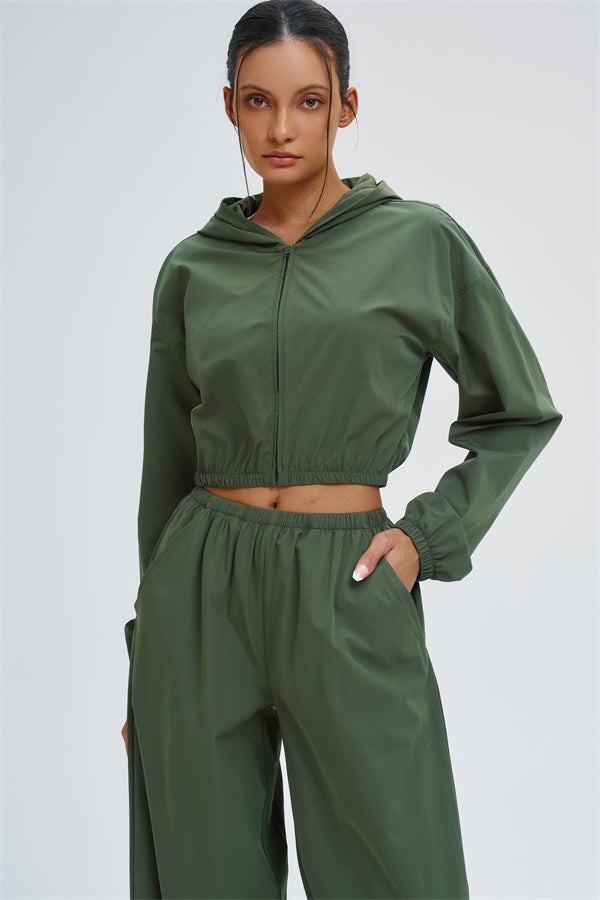 El conjunto de 2 piezas de sudadera con capucha y pantalones deportivos cortos Svelte con protección UV