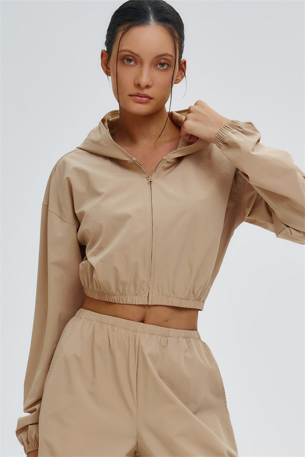El conjunto de 2 piezas de sudadera con capucha y pantalones deportivos cortos Svelte con protección UV