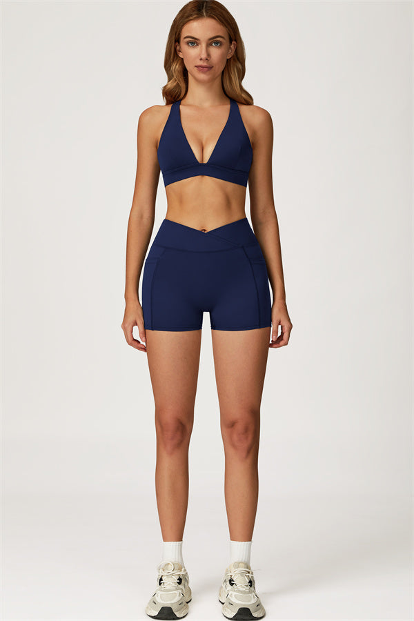 El conjunto de 2 piezas de sujetador deportivo y shorts Glacier