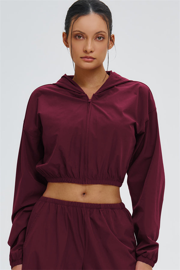 El conjunto de 2 piezas de sudadera con capucha y pantalones deportivos cortos Svelte con protección UV
