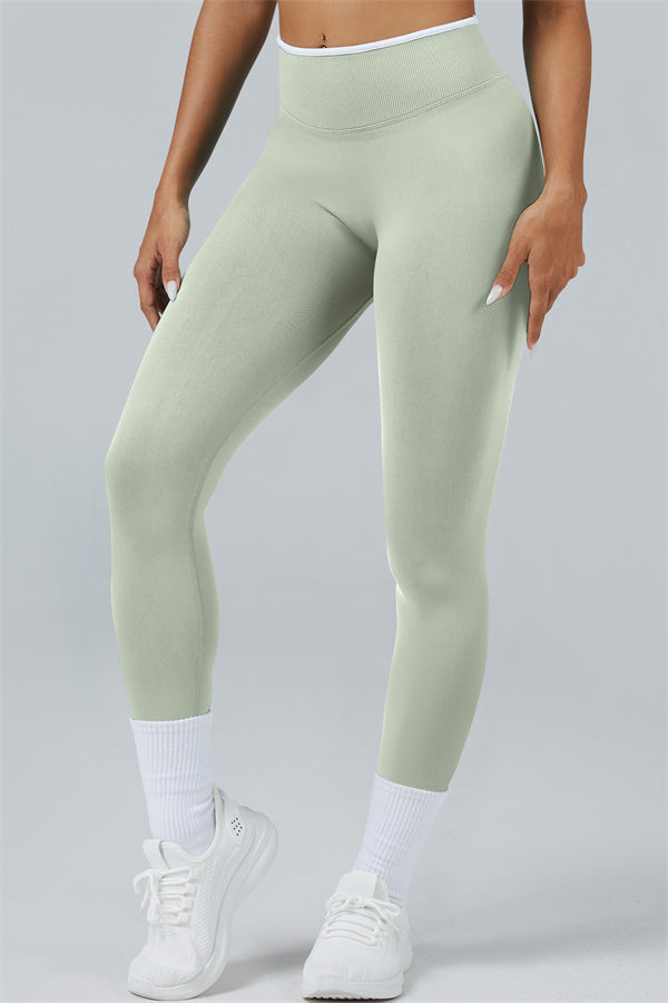 El conjunto de 2 piezas de top corto y leggings Elevate