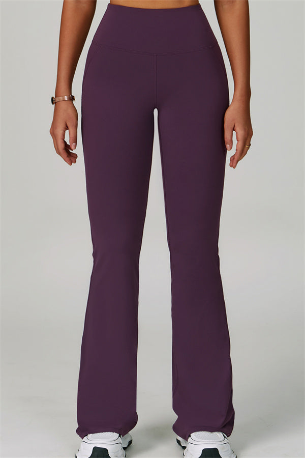 Conjunto de 2 piezas de sujetador deportivo atrevido con espalda cruzada y leggings acampanados