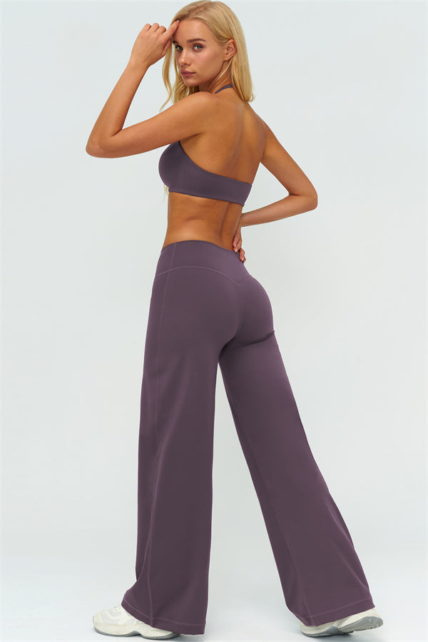 El conjunto de dos piezas Twirl Sports Bra con pantalones de pierna recta
