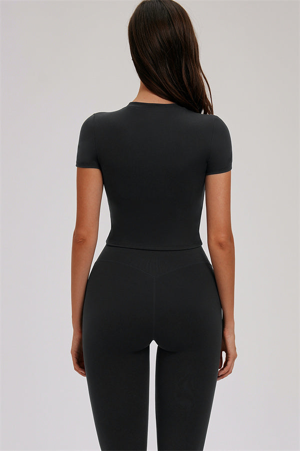 El conjunto de dos piezas Svelte de camiseta y leggings