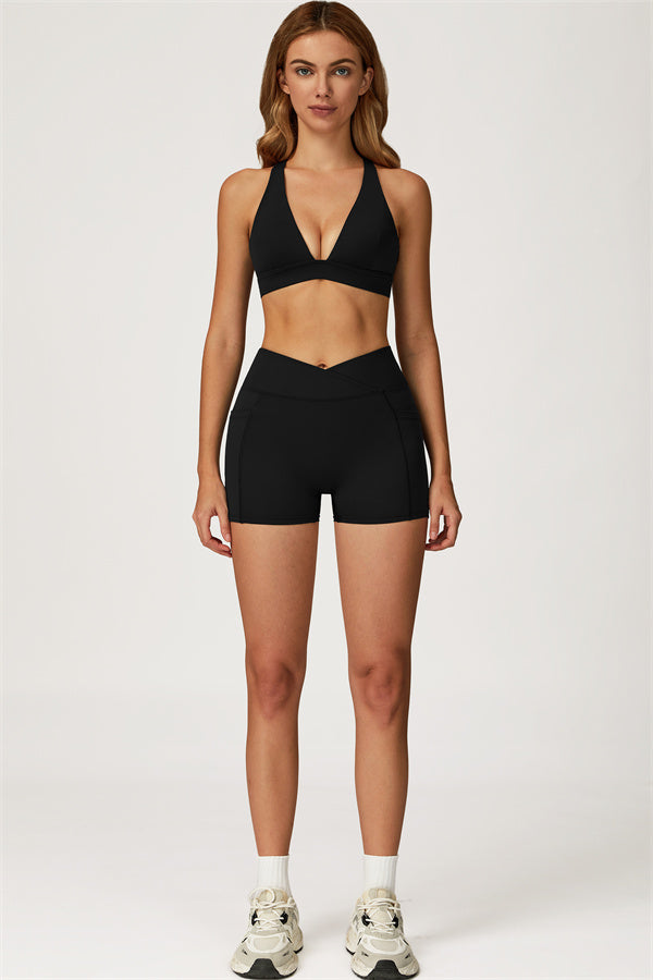 El conjunto de 2 piezas de sujetador deportivo y shorts Glacier