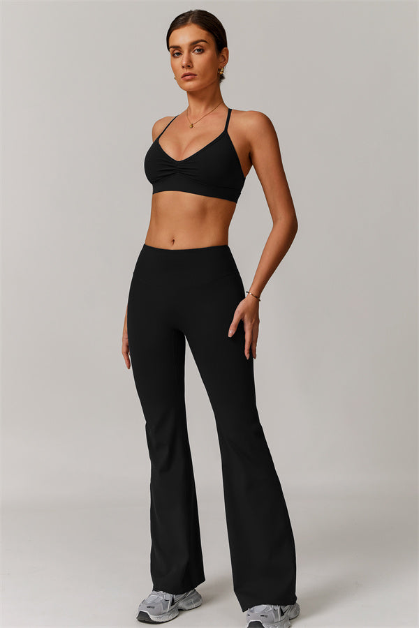 El set de 2 piezas de bralette deportivo delicado y leggings acampanados