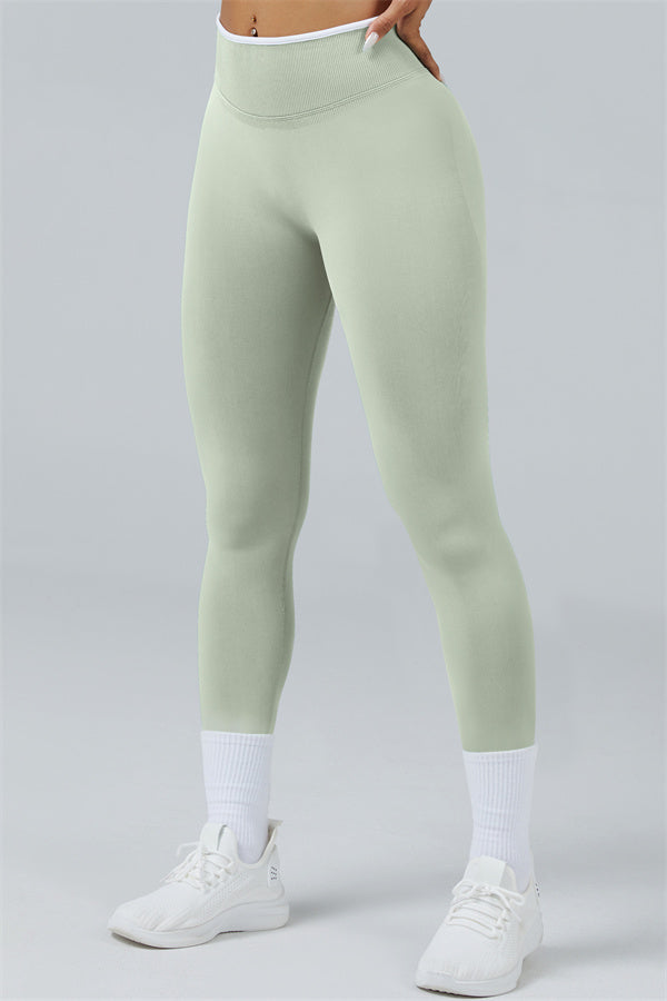 El conjunto de 2 piezas de top corto y leggings Elevate