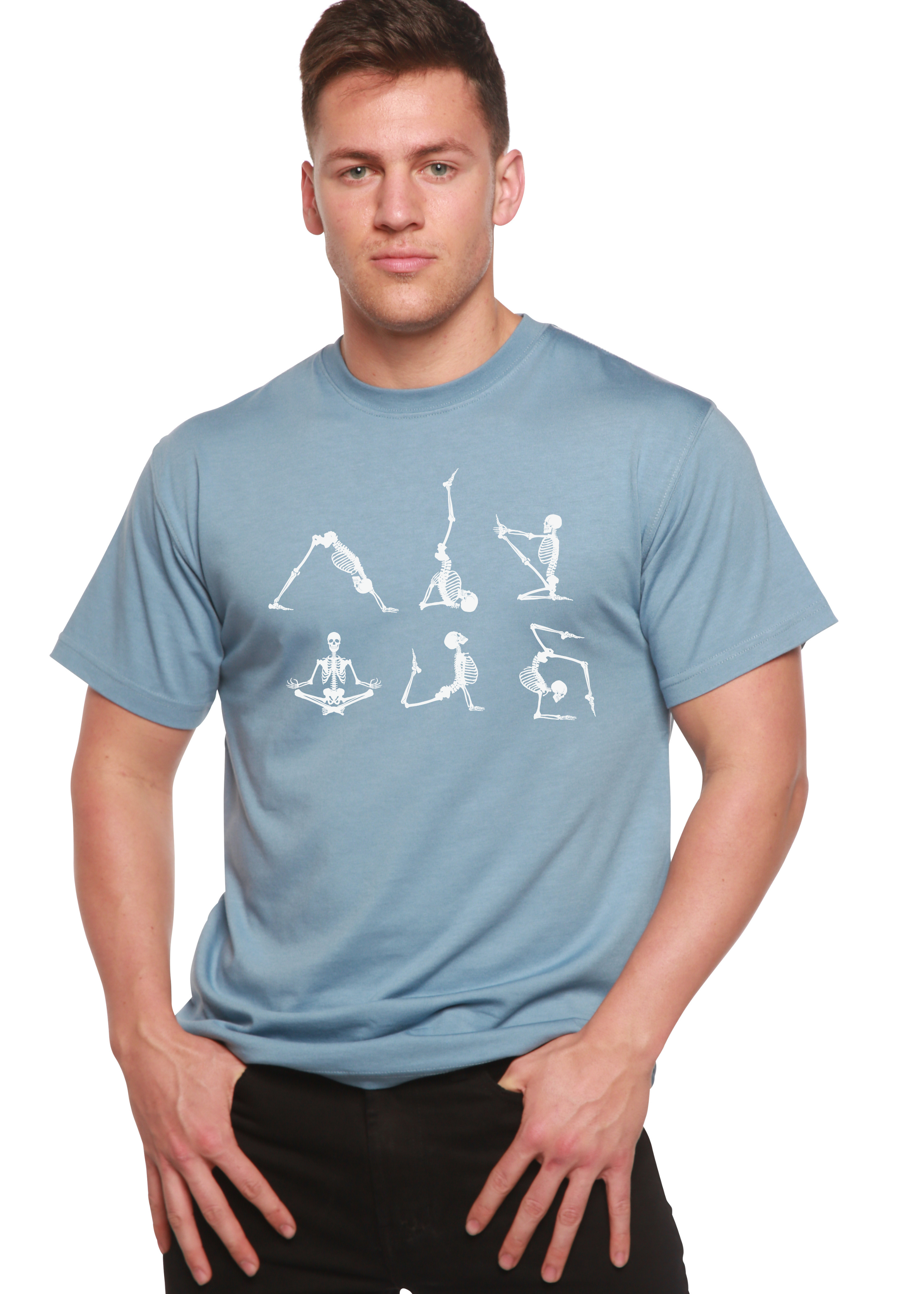 Camiseta gráfica de manga corta de bambú/algodón orgánico "Esqueleto de Halloween Namaste" para hombre