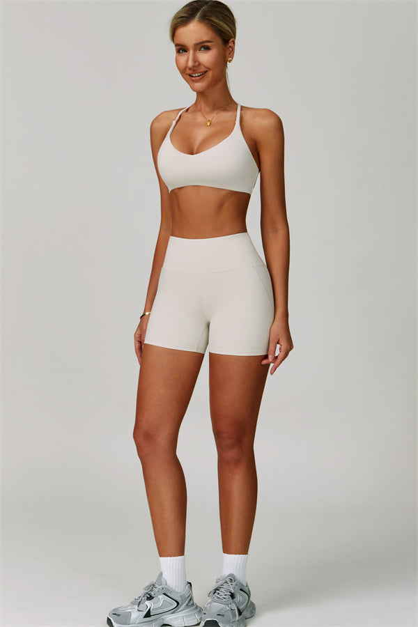 Conjunto de 2 piezas de shorts y top deportivo con espalda cruzada The Bold