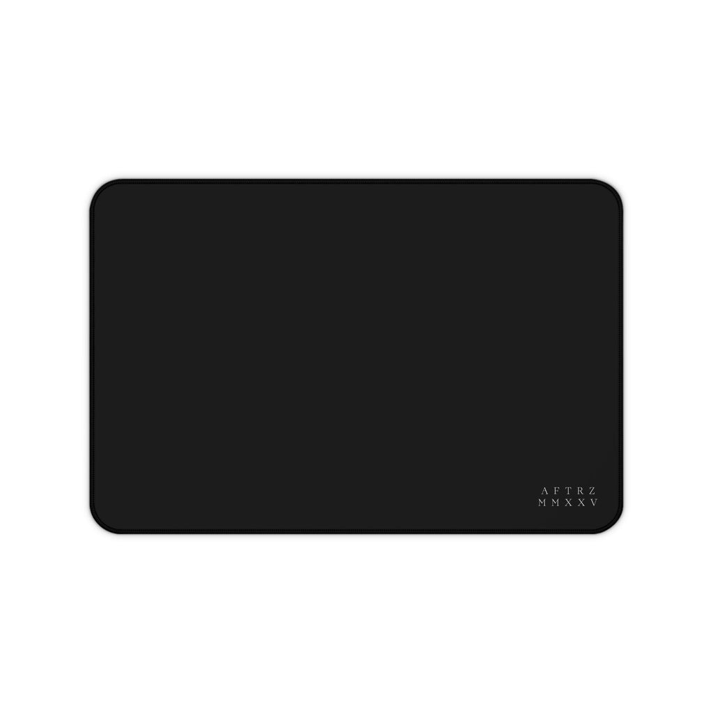 AFTRZ MMXXV Alfombrilla de escritorio elegante negra con superficie texturizada