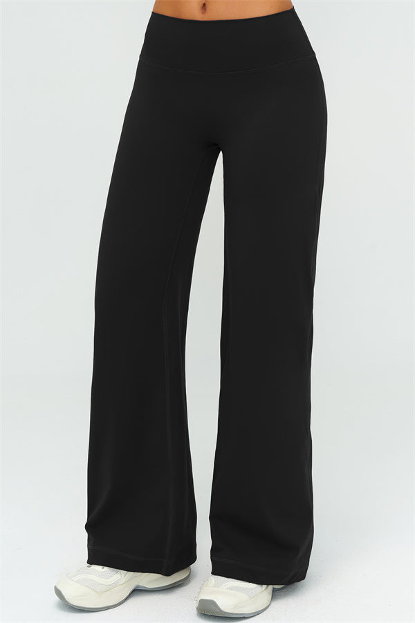 El conjunto de dos piezas Twirl Sports Bra con pantalones de pierna recta