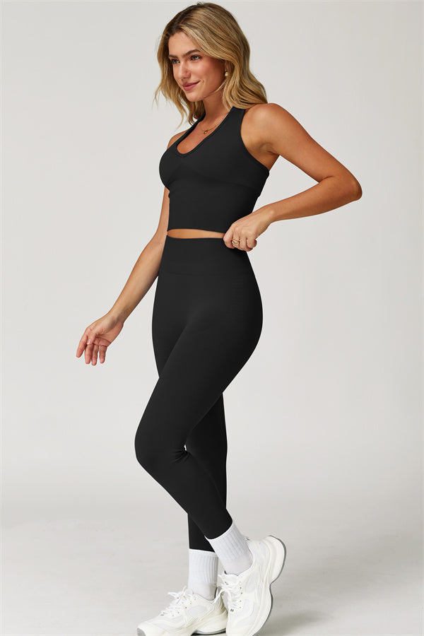 El conjunto de 3 piezas de chaqueta, sujetador deportivo y leggings Delight