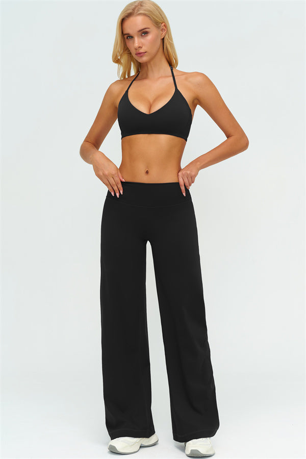 El conjunto de dos piezas Twirl Sports Bra con pantalones de pierna recta