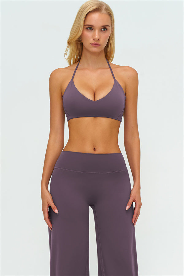 El conjunto de dos piezas Twirl Sports Bra con pantalones de pierna recta