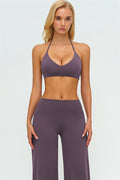 El conjunto de dos piezas Twirl Sports Bra con pantalones de pierna recta